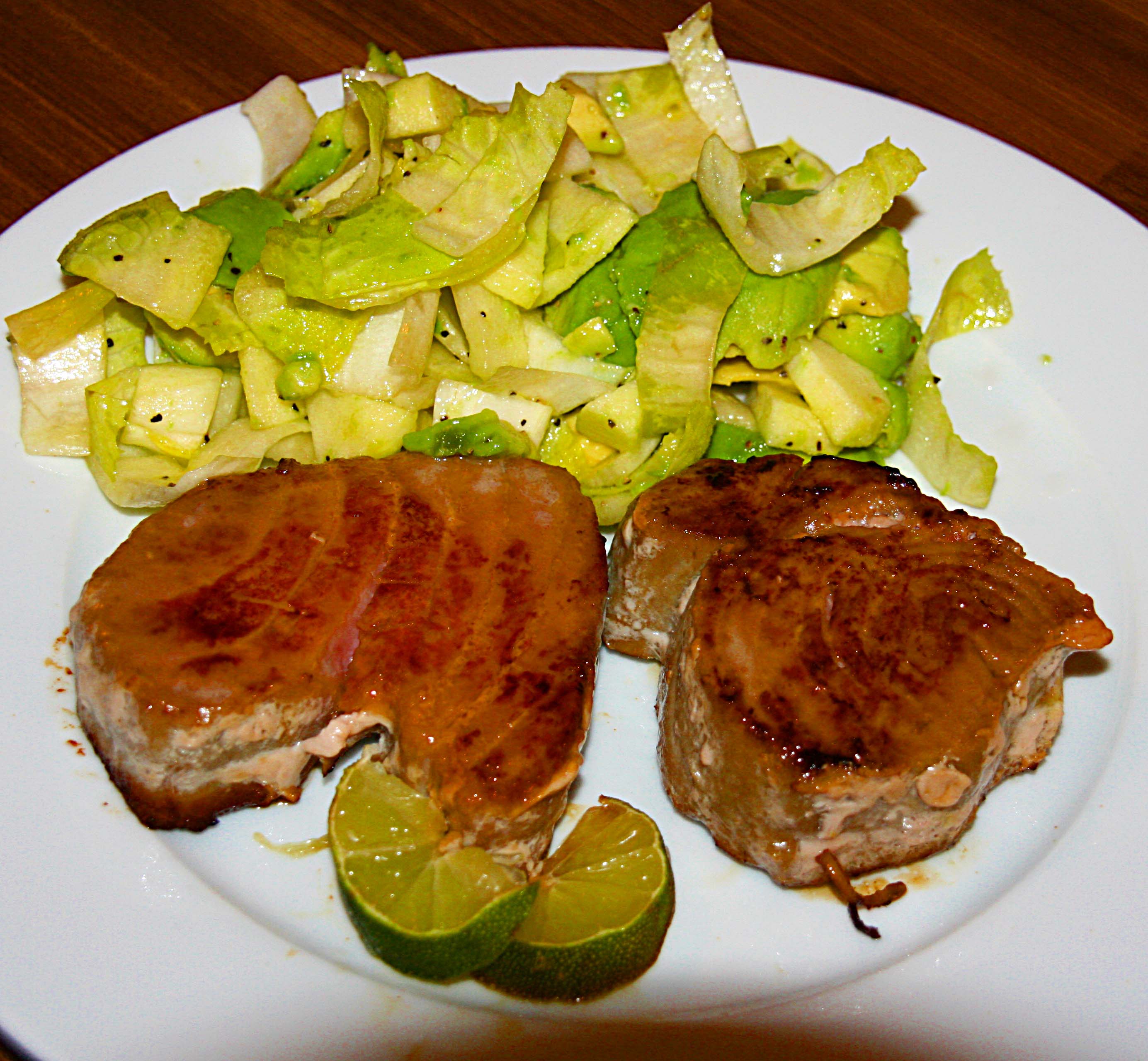 Thunfischsteaks mit Chicorée-Apfel-Avocadosalat – 1001food.de
